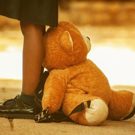 Uniunea Europeană pregătește pedepse mai dure pentru abuzul sexual asupra copiilor și noi reguli pentru infracțiunile online em360