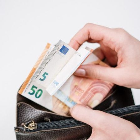 Consumatorii din zona euro se așteaptă la inflație mai mică în următorul an dar familiile cu venituri reduse rămân mai pesimiste em360
