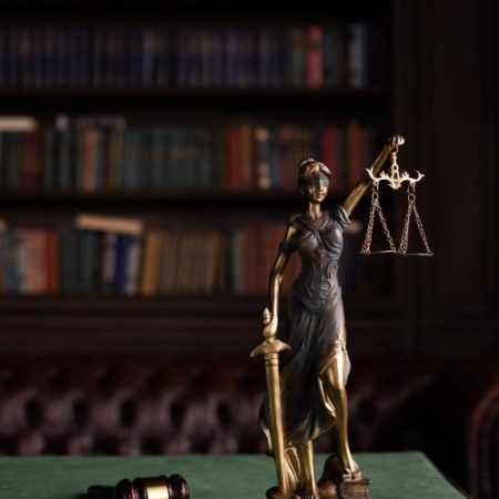 Judecători de la instanța supremă a UE au interese financiare în companii care pot ajunge în dosarele Curții em360