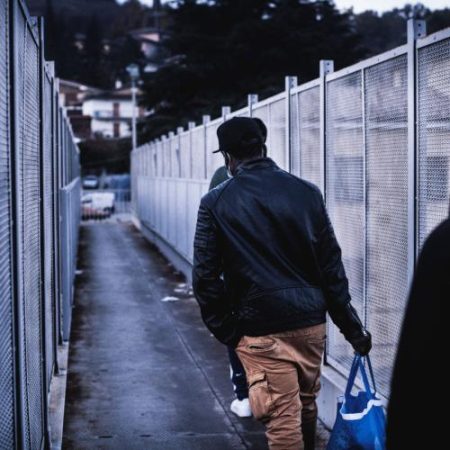 CEPS avertizează că centrele de returnare din afara Uniunii Europene pot transforma deportarea în detenție la distanță em360