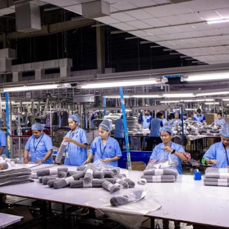 Uniunea Europeană pregătește interzicerea produselor făcute prin muncă forțată pe piața europeană em360