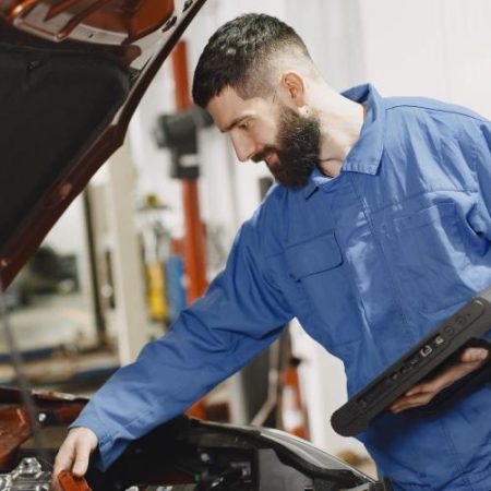 Comisia Europeană spune că șoferii trebuie să poată alege între service-uri autorizate și reparatori independenți într-o piață auto tot mai digitalizată em360