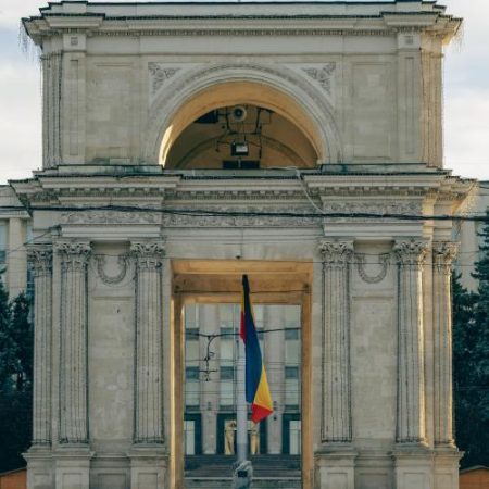 Sondaj UE arată că moldovenii văd aderarea europeană prin viitorul copiilor salarii și lupta cu corupția em360