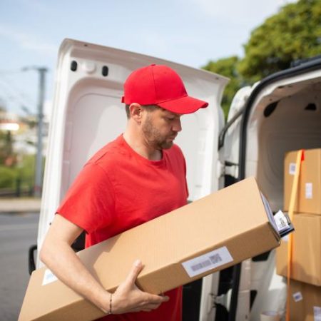Uniunea Europeană pune taxă de 3 euro pe coletele ieftine din afara UE după valul de produse nesigure și declarate fals em360