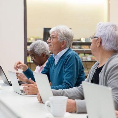 Uniunea Europeană îi învață pe cetățeni să se apere de dezinformare dar lasă intact modelul Big Tech care o amplifică em360
