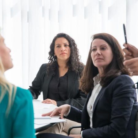 Companiile mari listate din Uniunea Europeană trebuie să respecte de acum țintele pentru femei în consiliile de administrație em360