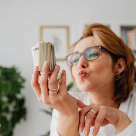 Comisia Europeană cere aplicarea deplină a noilor reguli privind transparența salarială în Uniunea Europeană em360