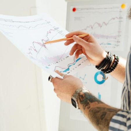 Comisia Europeană ajustează temporar regulile Basel III pentru a proteja competitivitatea băncilor europene em360
