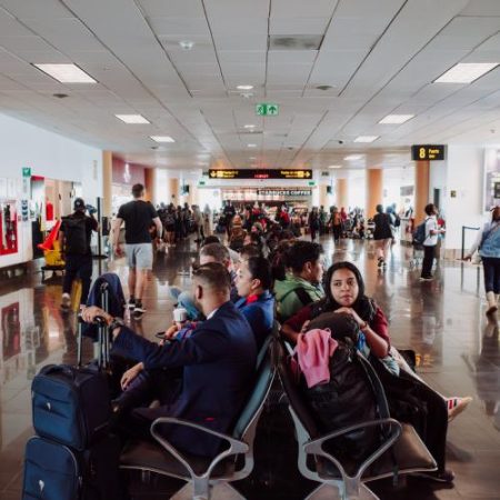 Pasagerii din Uniunea Europeană ar putea primi mai ușor banii înapoi când zborurile, trenurile sau cursele sunt anulate em360