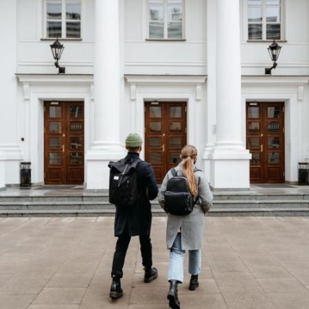 Parchetul European trimite în judecată două persoane din România pentru fraudă cu șase proiecte Erasmus+ em360