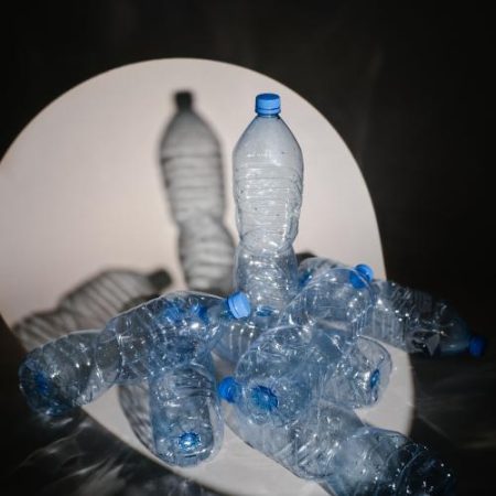 Comisia Europeană stabilește cum va fi calculat plasticul reciclat din sticlele PET em360