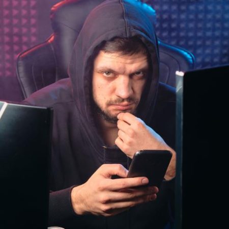 CEDMO avertizează că deepfake-urile fraudele online și teoriile conspirației găsesc teren fertil în Europa Centrală em360