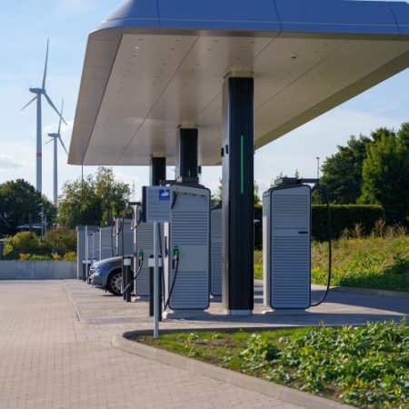 Uniunea Europeană și partenerii globali lansează Electrify Now pentru a accelera trecerea economiei la energie curată em360