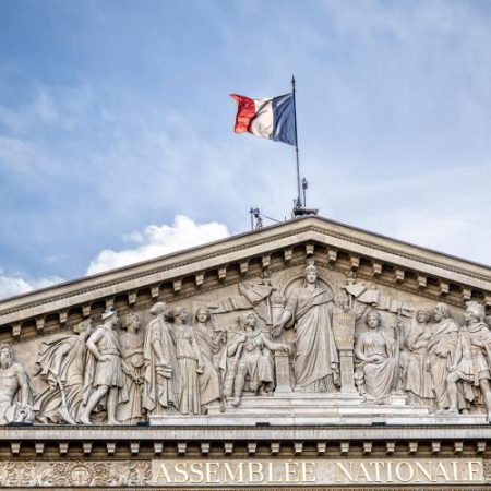 Curtea de Justiție a Uniunii Europene este chemată să respingă acțiunea Adunării Naționale franceze împotriva legislației europene privind migrația em360