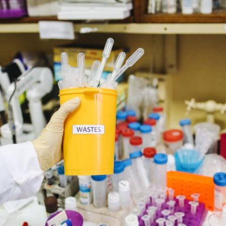 Agenția Europeană pentru Produse Chimice va primi reguli noi pentru a evalua mai rapid riscurile substanțelor precum PFAS și microplastice em360