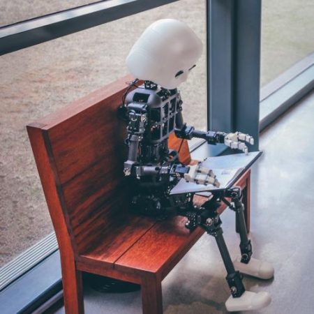 O cercetătoare în AI și media avertizează la Parlamentul European că redacțiile trebuie să verifice și inteligența artificială em360