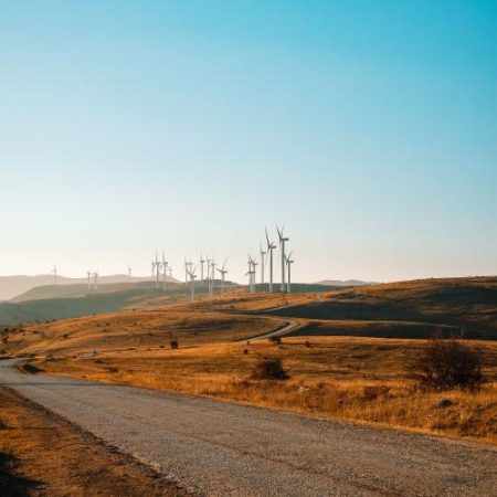 Friends of Europe avertizează că energia curată atrage deja banii dar rețelele Europei nu țin pasul em360
