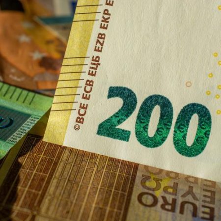 Comisia Europeană vrea să împrumute încă 80 de miliarde de euro pentru Ucraina apărare și programe europene em360