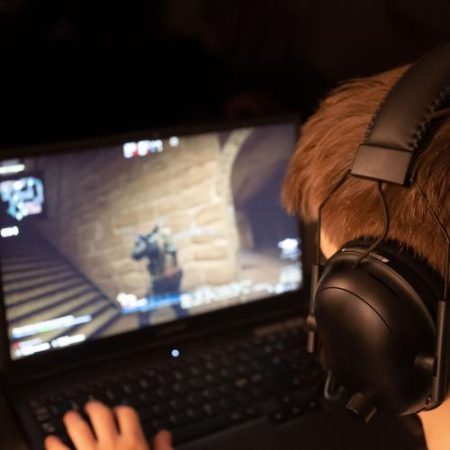 Parlamentul European cere măsuri mai dure împotriva recrutării copiilor de către rețele criminale em360