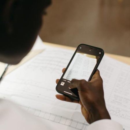 Tribunalul Uniunii Europene permite Comisiei să ceară documente de pe telefoane personale folosite la serviciu em360