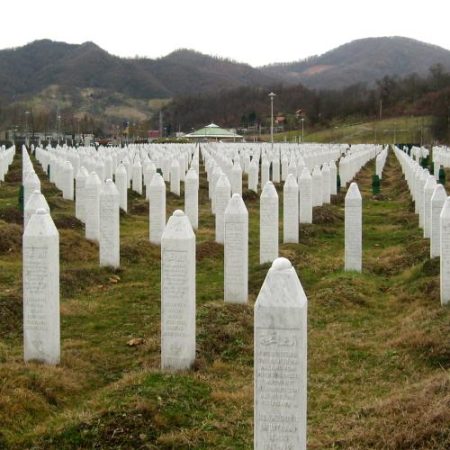 UE cere liderilor din Balcani să respingă negarea genocidului de la Srebrenica și glorificarea criminalilor de război em360