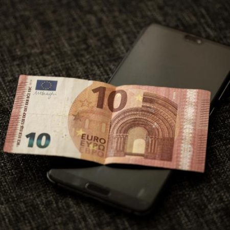 Parlamentul European vrea să înceapă negocierile pentru euro digital dar cere garanții pentru numerar și viață privată em360