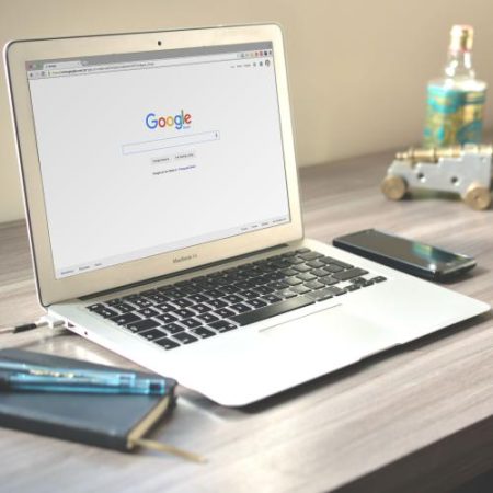 Comisia obligă Google să lase alți asistenți AI să folosească mai multe funcții Android și să împartă date din Google Search em360