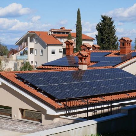 Toate statele UE întârzie noile reguli pentru renovarea clădirilor, iar România are restanțe în alte opt domenii em360