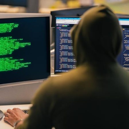 Peste 300.000 de persoane ar fi forțate să comită fraude online în centre controlate de grupări criminale din Asia de Sud-Est em360
