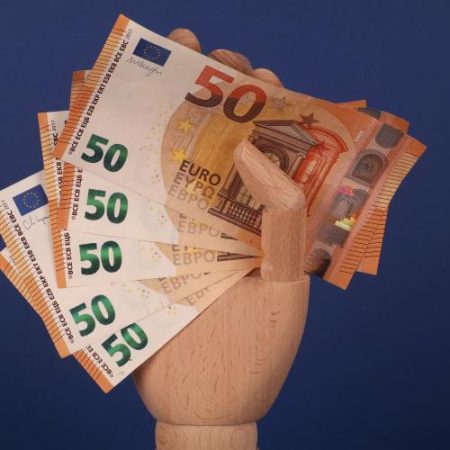 Comisia vrea mai puțină birocrație pentru companiile verificate pentru subvenții primite din afara Uniunii Europene em360