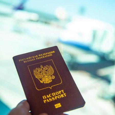 Comisia Europeană vrea să interzică intrarea în UE pentru combatanții ruși dar măsura depinde de unanimitatea statelor membre em360