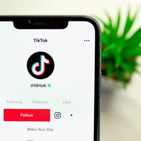 Comisia cere TikTok să nu mai recomande necunoscuților conținutul publicat de minorii de 16 și 17 ani em360