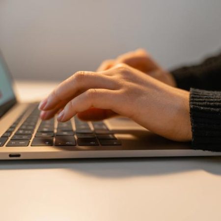 Europol semnalează 4.340 de adrese online legate de o rețea extremistă care recrutează și exploatează minori em360