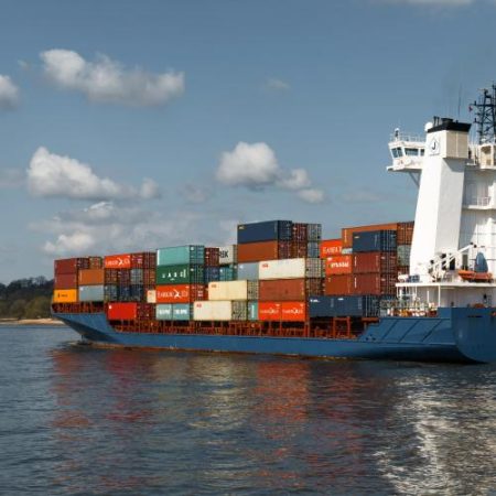 Comisia Europeană cere finalizarea în decembrie a acordului global pentru reducerea emisiilor navelor em360