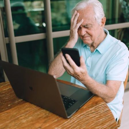 Comisia înregistrează o inițiativă împotriva identității digitale obligatorii și respinge una care cerea restricții de imigrație pe criterii etnice em360