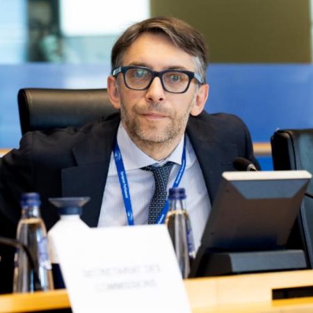 Parlamentul cere ca veniturile din piața carbonului să finanțeze mai clar decarbonizarea industriei europene em360