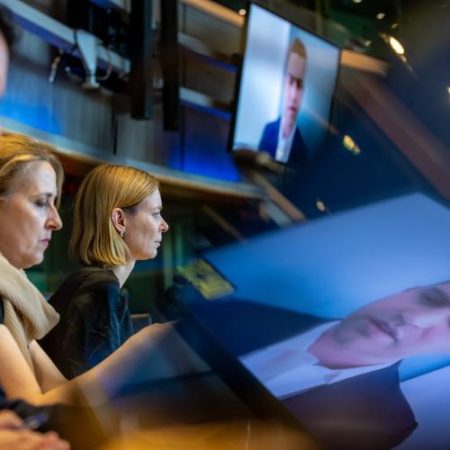 Modelele AI capabile de atacuri cibernetice ar putea apărea în șase luni, iar eurodeputații avertizează că Europa depinde de accesul decis la Washington em360