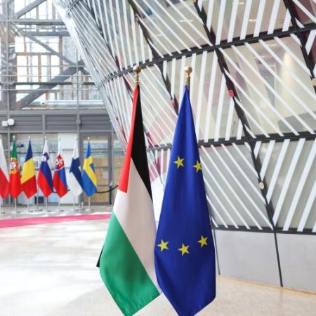 Comisia așteaptă două audituri înainte să plătească fondurile UE pentru noul sistem palestinian de ajutoare sociale em360
