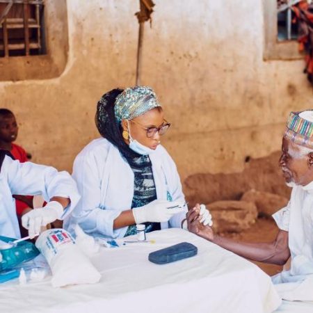Peste 2.400 de cazuri de Ebola confirmate în RD Congo în timp ce Uganda începe numărătoarea pentru încheierea focarului em360