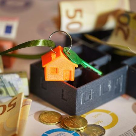 AMLA spune că banii spălați prin proprietăți pot alimenta creșterea prețurilor locuințelor em360