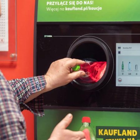 Experții recomandă praguri obligatorii de materiale reciclate în achizițiile publice pentru sectoarele cu impact ridicat em360