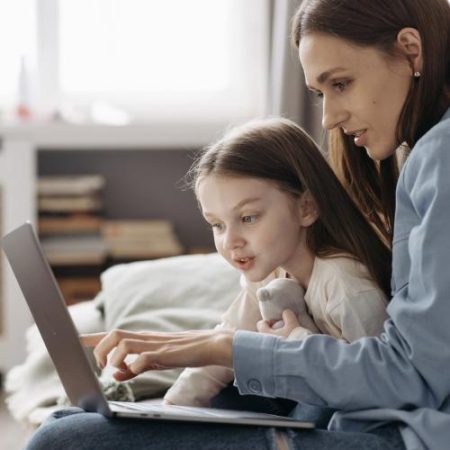 Experții Comisiei cer acces restricționat la rețele sociale sub 13 ani și obligația platformelor de a demonstra că sunt sigure em360
