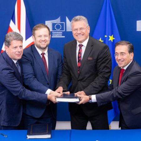 Frontiera terestră dintre Spania și Gibraltar se deschide fără controale de rutină pentru cei 15.000 de oameni care o traversează zilnic em360