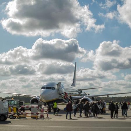 Uniunea Europeană adoptă definitiv noile drepturi ale pasagerilor aerieni dar aplicarea începe peste mai mult de un an em360