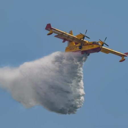 UE trimite 13 avioane, patru elicoptere și 134 de pompieri pentru incendiile din Franța și Spania em360