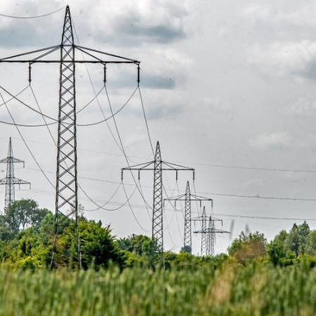 ACER avertizează că scenariile pentru viitoarele rețele energetice ale UE nu arată credibil cum vor fi atinse țintele climatice em360