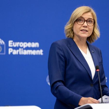Comisia Europeană acuză preliminar Meta că Instagram și Facebook folosesc un design care creează utilizare compulsivă em360