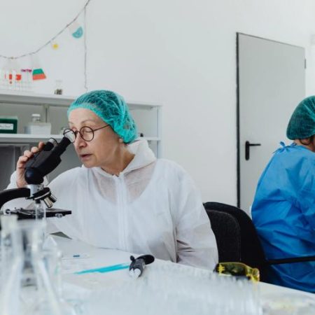 Comisia alocă aproape 98 de milioane de euro pentru 84 de proiecte care vor trimite cercetători între universități și companii din 135 de țări em360