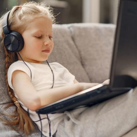 Parlamentul European acceptă detectarea voluntară a abuzurilor sexuale asupra copiilor online dar exclude comunicațiile criptate em360