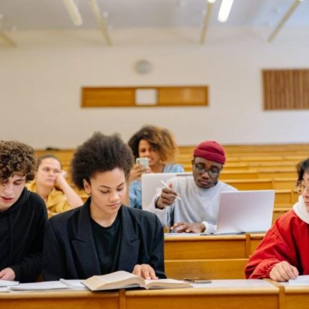 Licitații pentru echipamente IT destinate școlilor și unei universități din Portugalia suspectate că au fost aranjate pentru firme favorizate em360